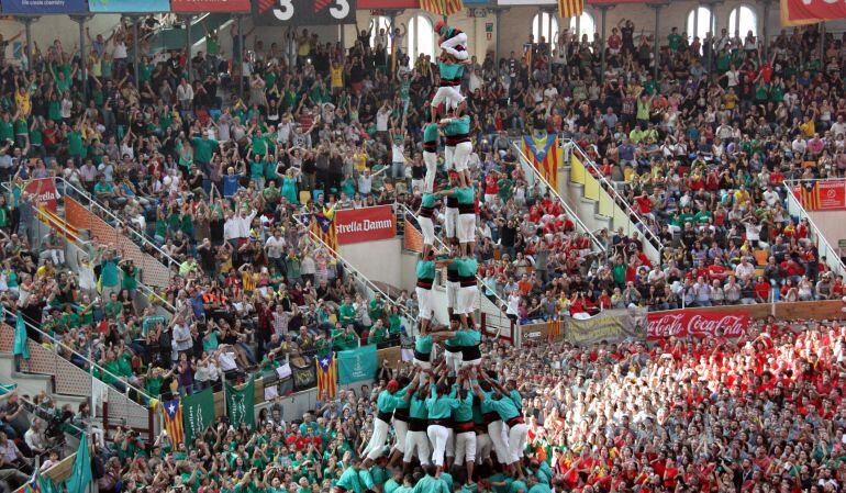Construcció dels Castellers de Vilafranca durant la darrera edició del concurs.