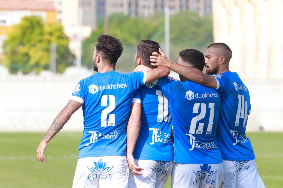 Chuma es felicitado por sus compañeros tras marcar en la Juventud