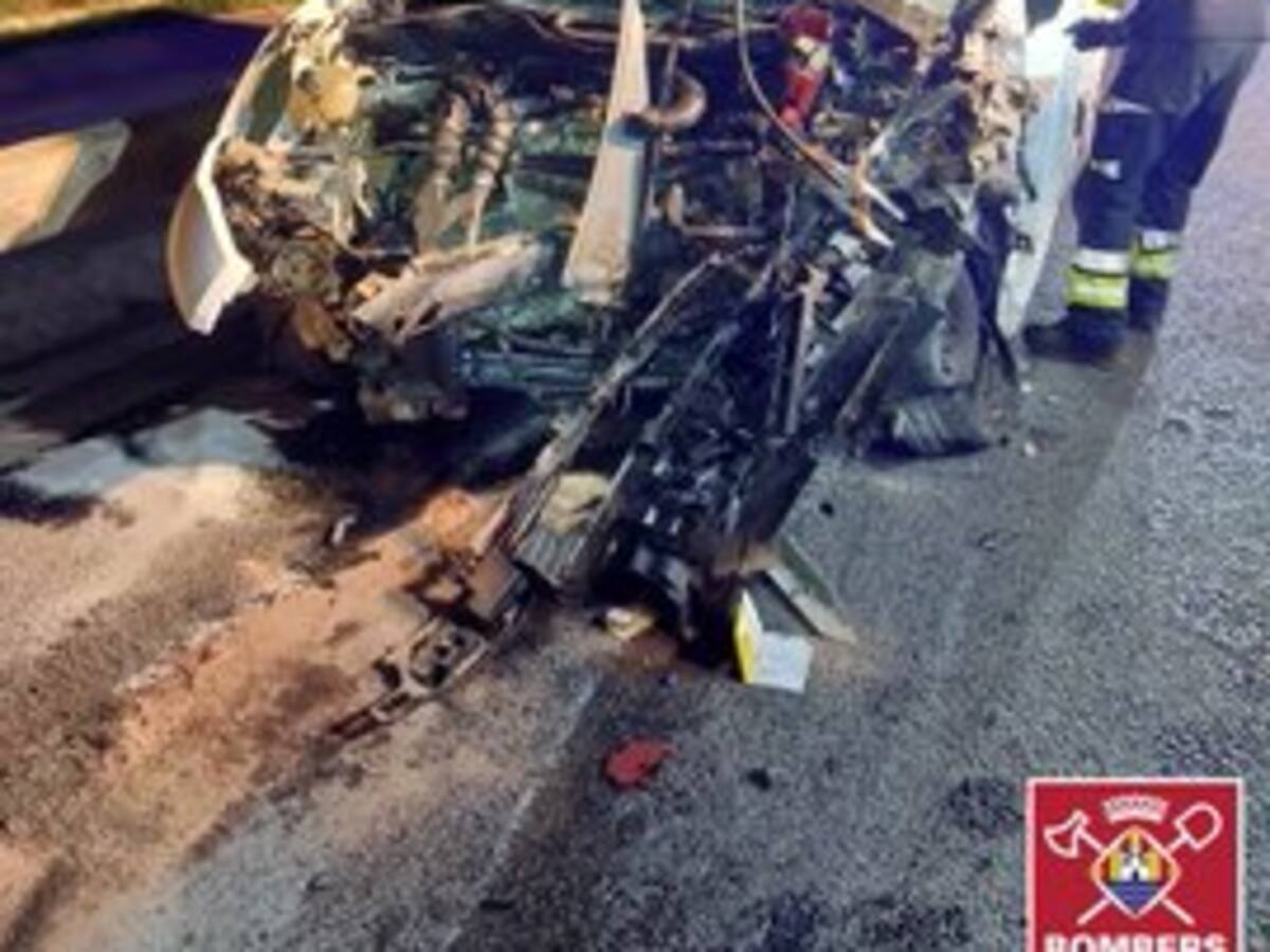 Un herido grave tras colisionar frontalmente dos vehículos en Ibiza