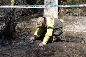 Un agente forestal trabaja en la investigación de un incendio