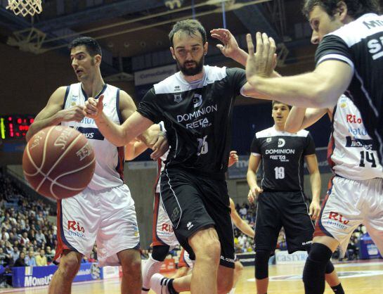 El jugador del Bilbao Basket, Begic Mirza (c) pierde un balón delante del jugador del Obradoiro el pivot Juanjo Triguero (i)