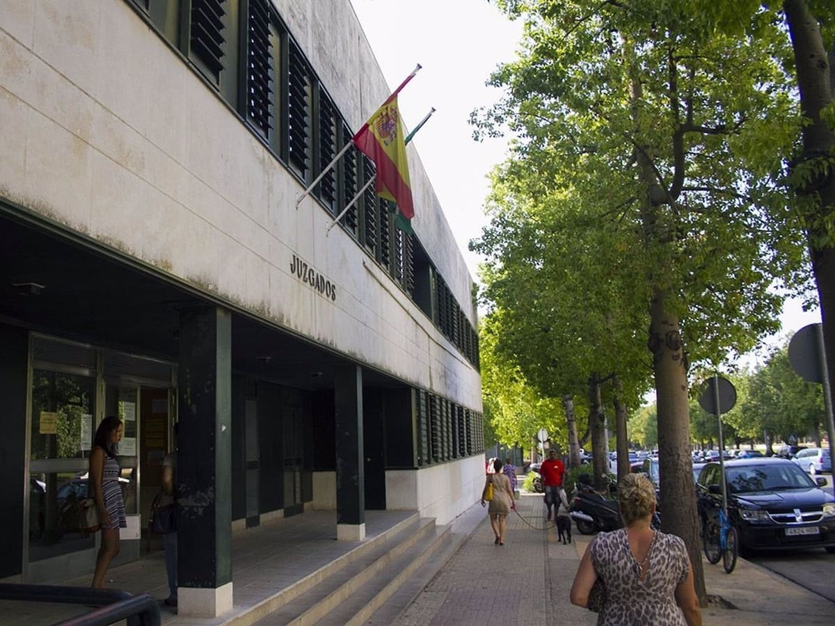 Condenado a un año de cárcel el hombre que mató patadas a un perro ante su dueña de 12 años en Jerez