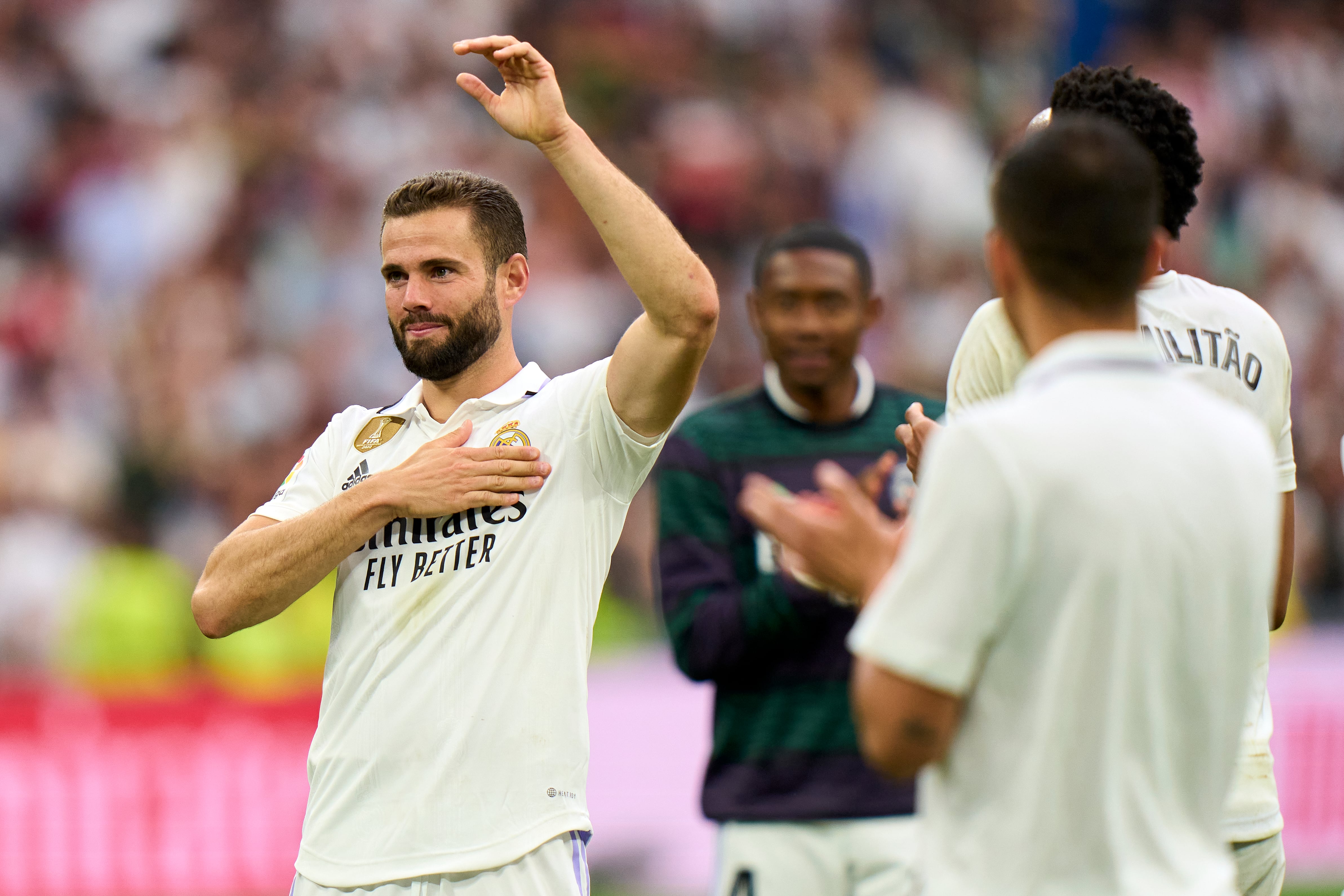 Nacho agradece el cariño a la afición llevándose la mano al escudo, el pasado domingo, tras el partido ante el Athletic.