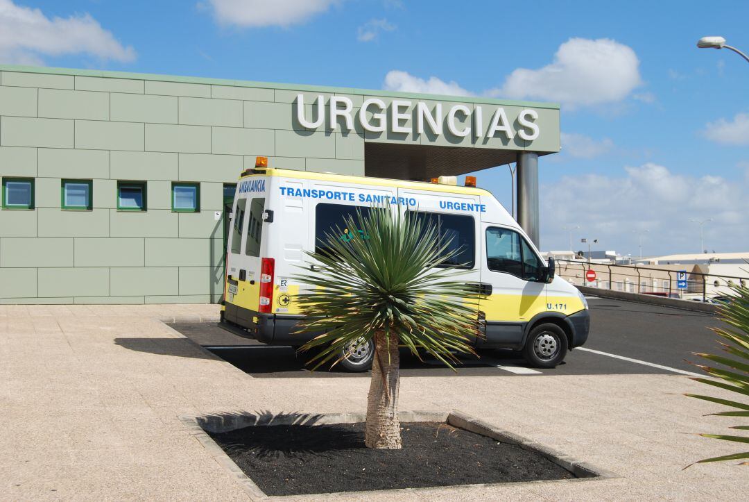 Ambulancia en la zona de Urgencias del hospital Doctor José Molina Orosa de Arrecife.