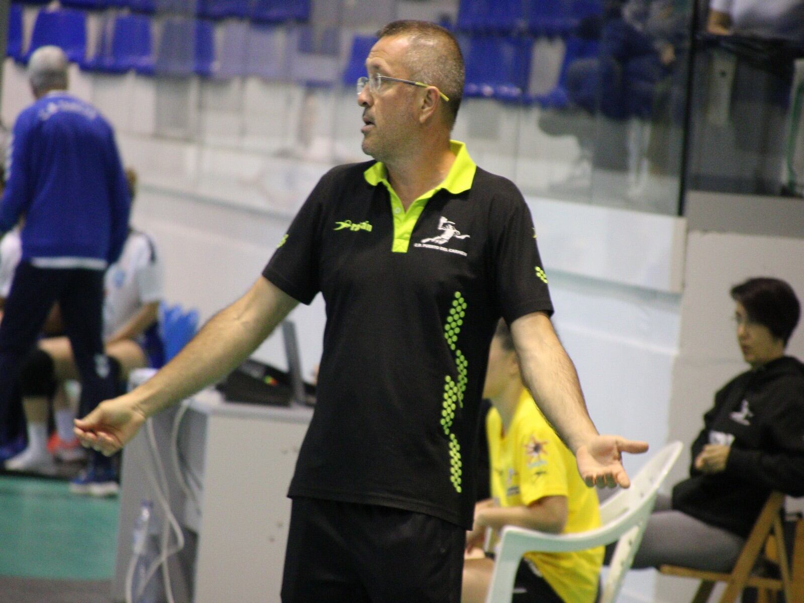 Miguel Ángel Lemes en su etapa como entrenador del Lanzarote Puerto del Carmen.