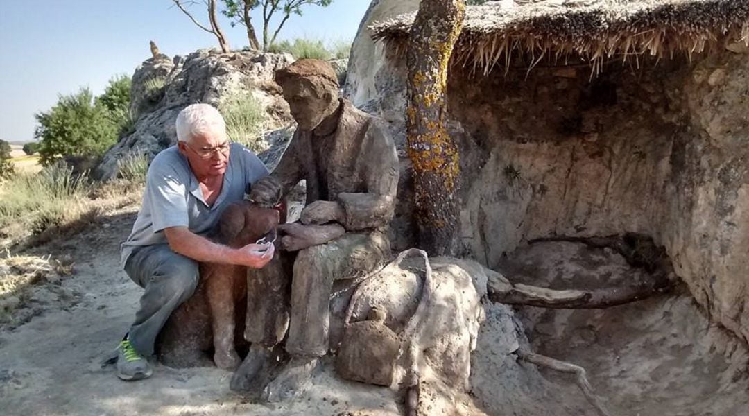 Guillermo Muñoz Romero con una de sus esculturas en su museo al aire libre de Villares del Saz (Cuenca).