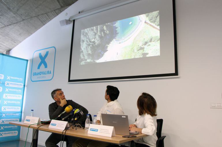 El director general de Grandvalira-Ensisa, David Hidalgo; el director general de Grandvalira-Nevasa, Alfonso Torreño, i la directora d'operacions de Grandvalira-Saetde, Verònica Canals, presenten la temporada d'estiu de Grandvalira.