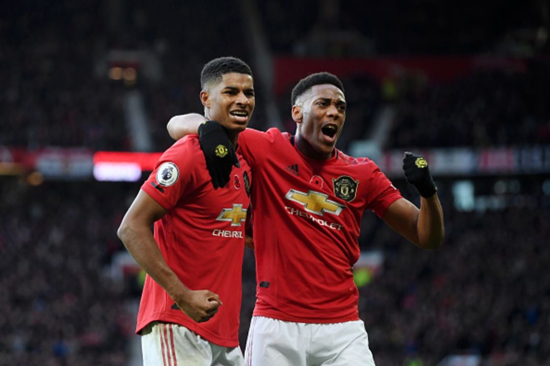 Marcus Rashford y Anthony Martial celebran con el Manchester United