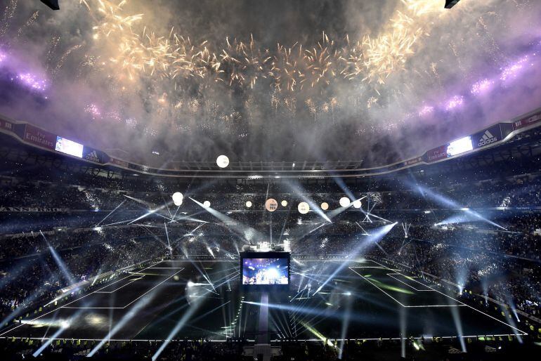 Los jugadores del Real Madrid celebran la consecución de la Liga de Campeones, lograda ayer tras imponerse en la final al Atlético de Madrid en Milán, esta noche durante la fiesta que se celebra en el estadio Santiago Bernabéu, en Madrid.