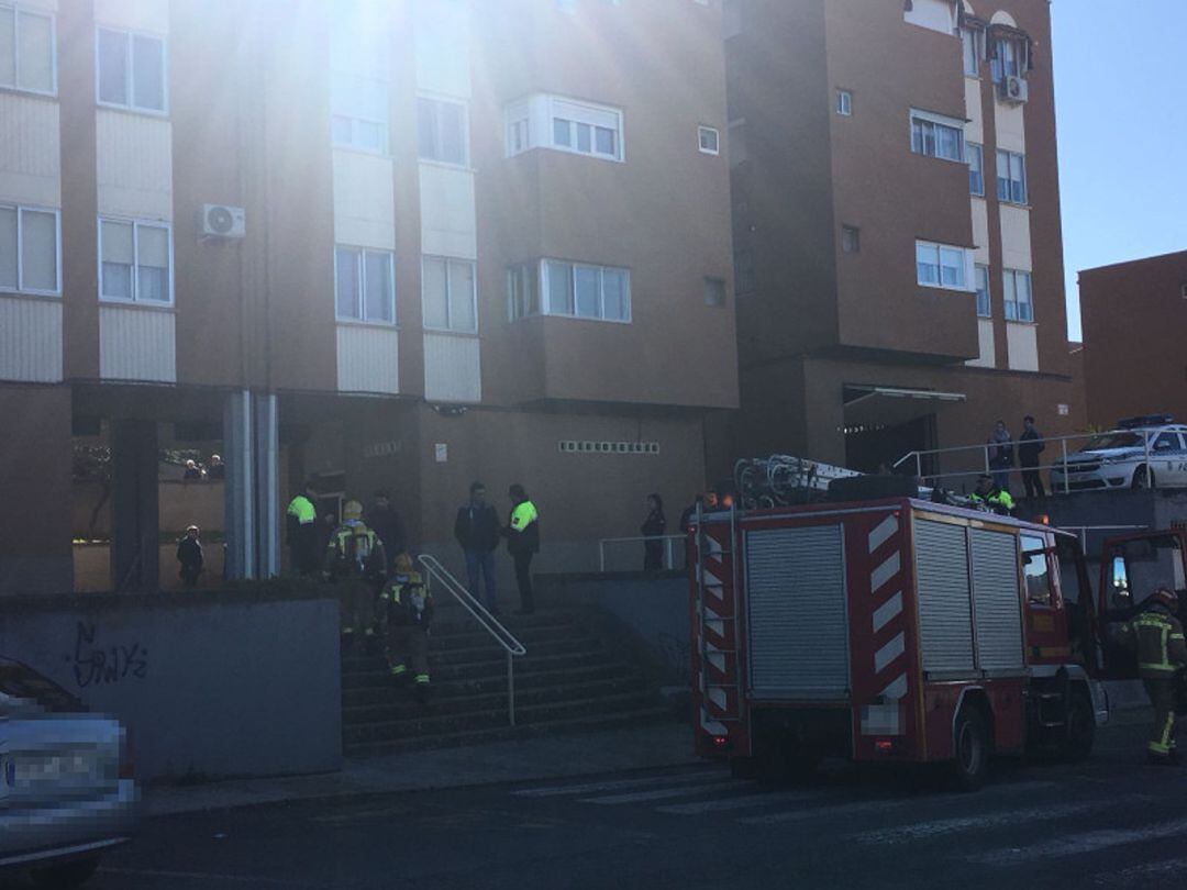 Bomberos actúan en una vivienda ante una explosiónen Plasencia en 2018