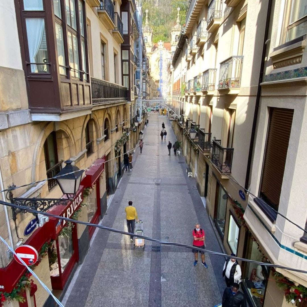Calle de la Parte Vieja con comercios cerrados y pocas personas transitando.