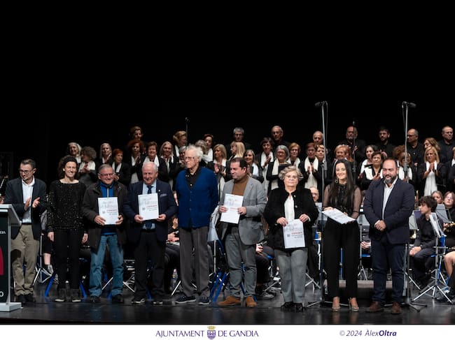 José Manuel Traver, cuarto por la derecha, recoge la partitura del himno del CF Gandia