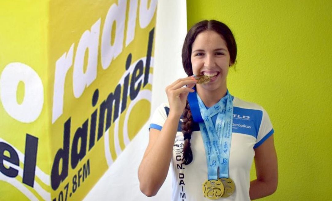 Laura Cabanes posa con sus tres medallas logradas