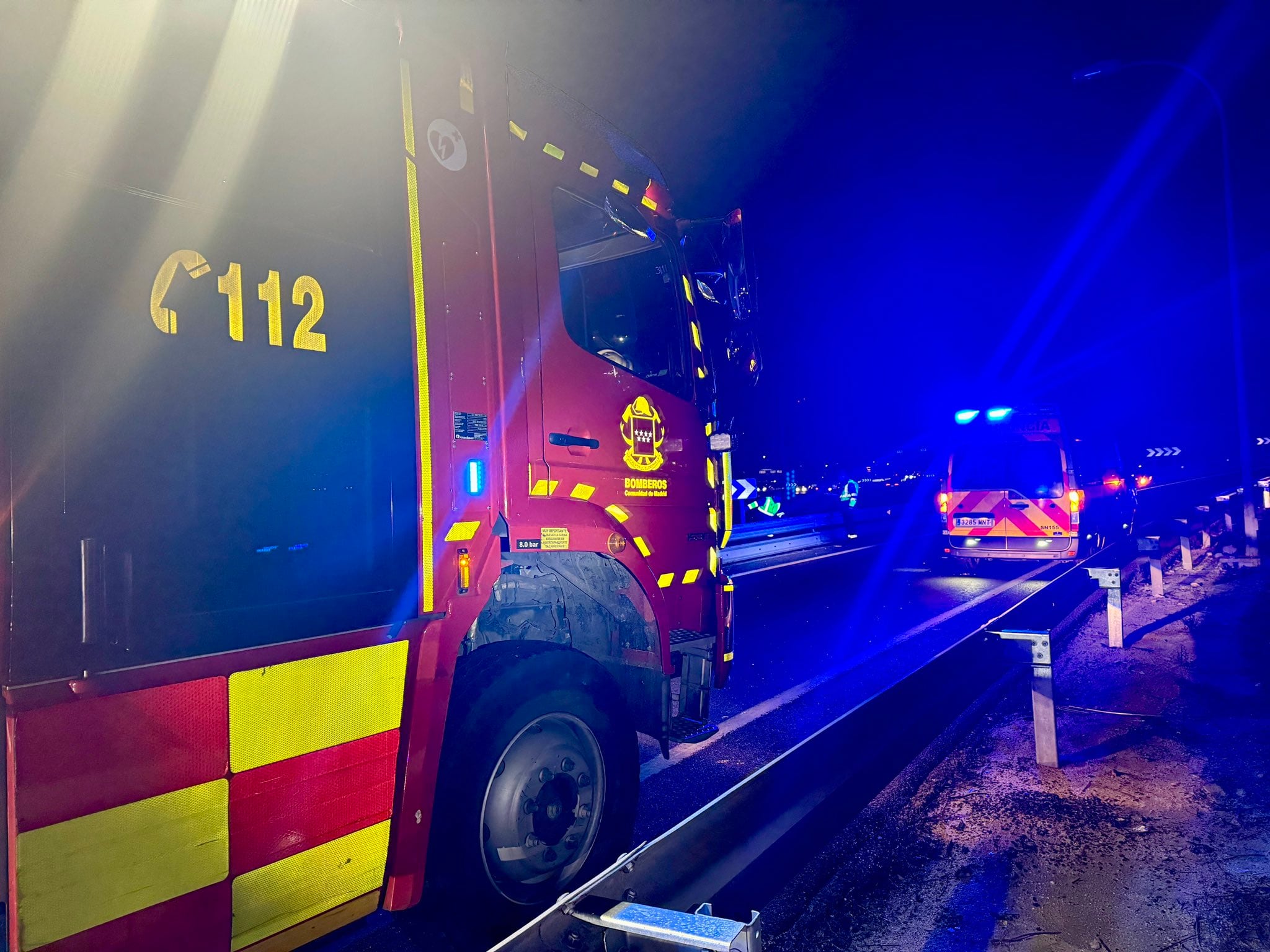 Los bomberos trabajando en la zona del accidente