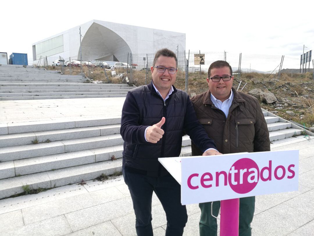 Los candidatos al Congreso y Senado de Centrados, Javier Arranz y David Santos en las escaleras de entrada al CAT
