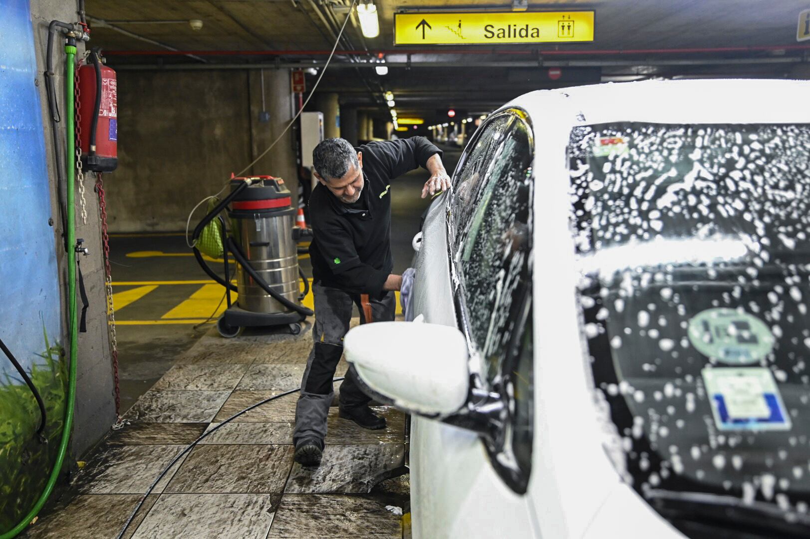 Un hombre trabajando en una empresa de limpieza de vehículos