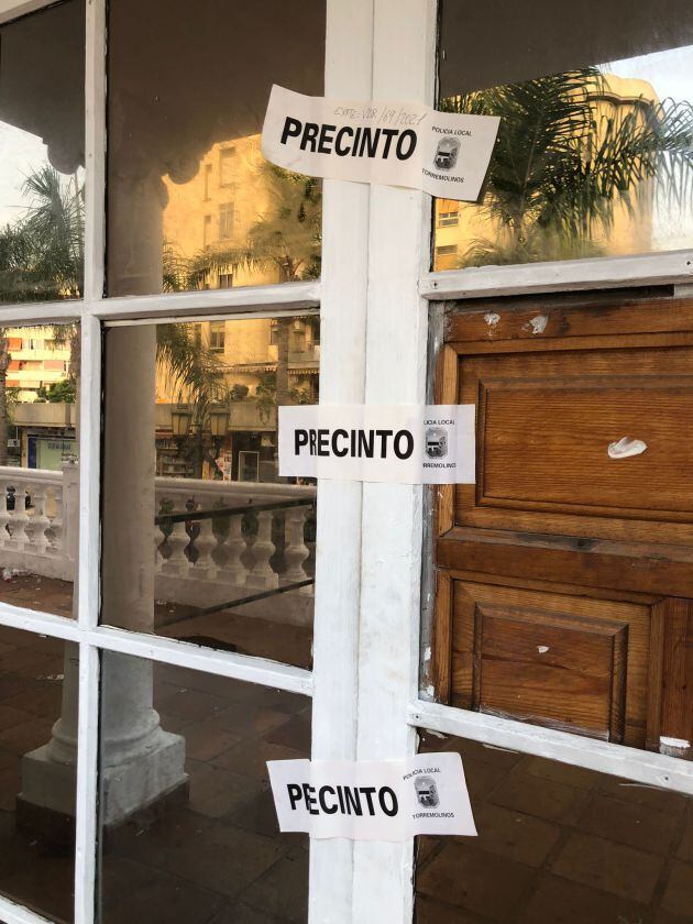 El acceso al local precintado este domingo