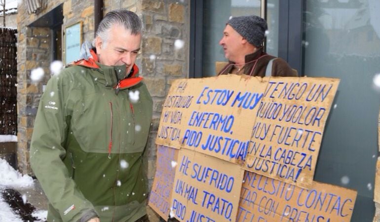 Barcenas pasea por Viella junto a un parado que protesta. Imagen de febrero de 2015.