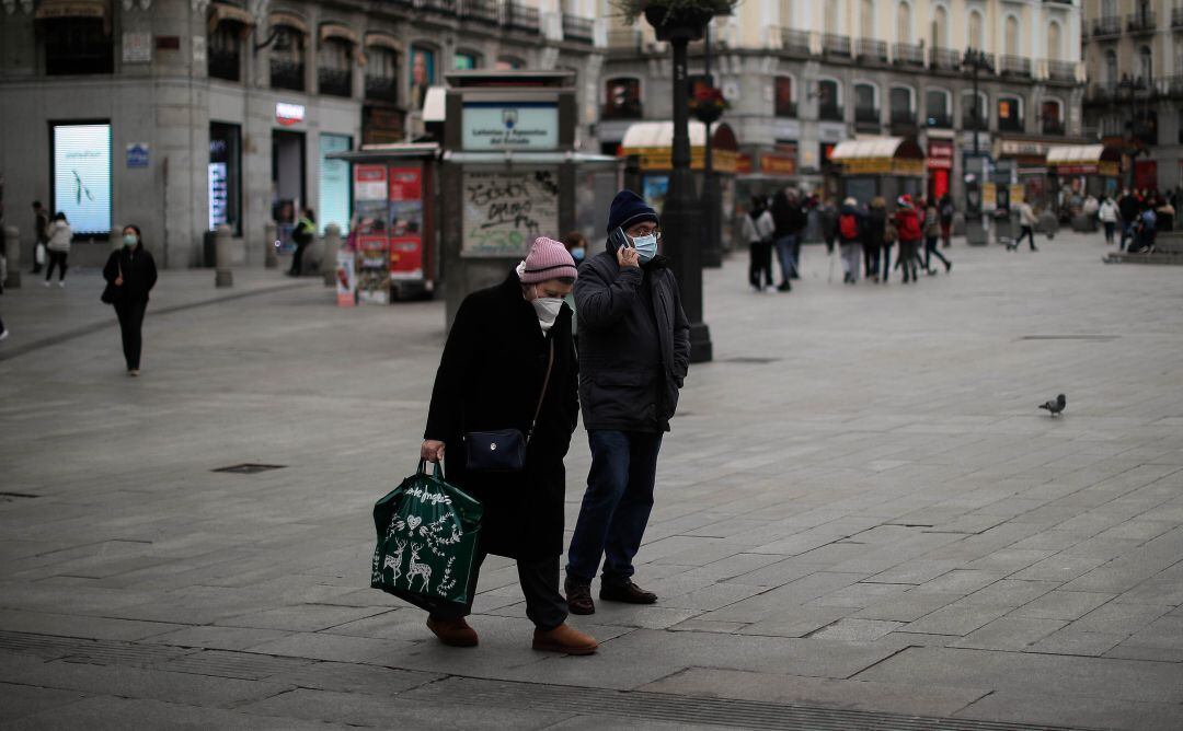 Una pareja pasea por Madrid.