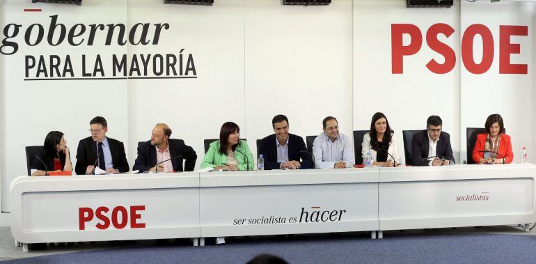 GRA203. MADRID, 25/05/2015.- El secretario general del PSOE, Pedro Sánchez (c), preside la reunión de la Ejecutiva Federal del partido para analizar los resultados de las elecciones autonómicas y locales, celebrada hoy en Madrid. EFE/Ballesteros