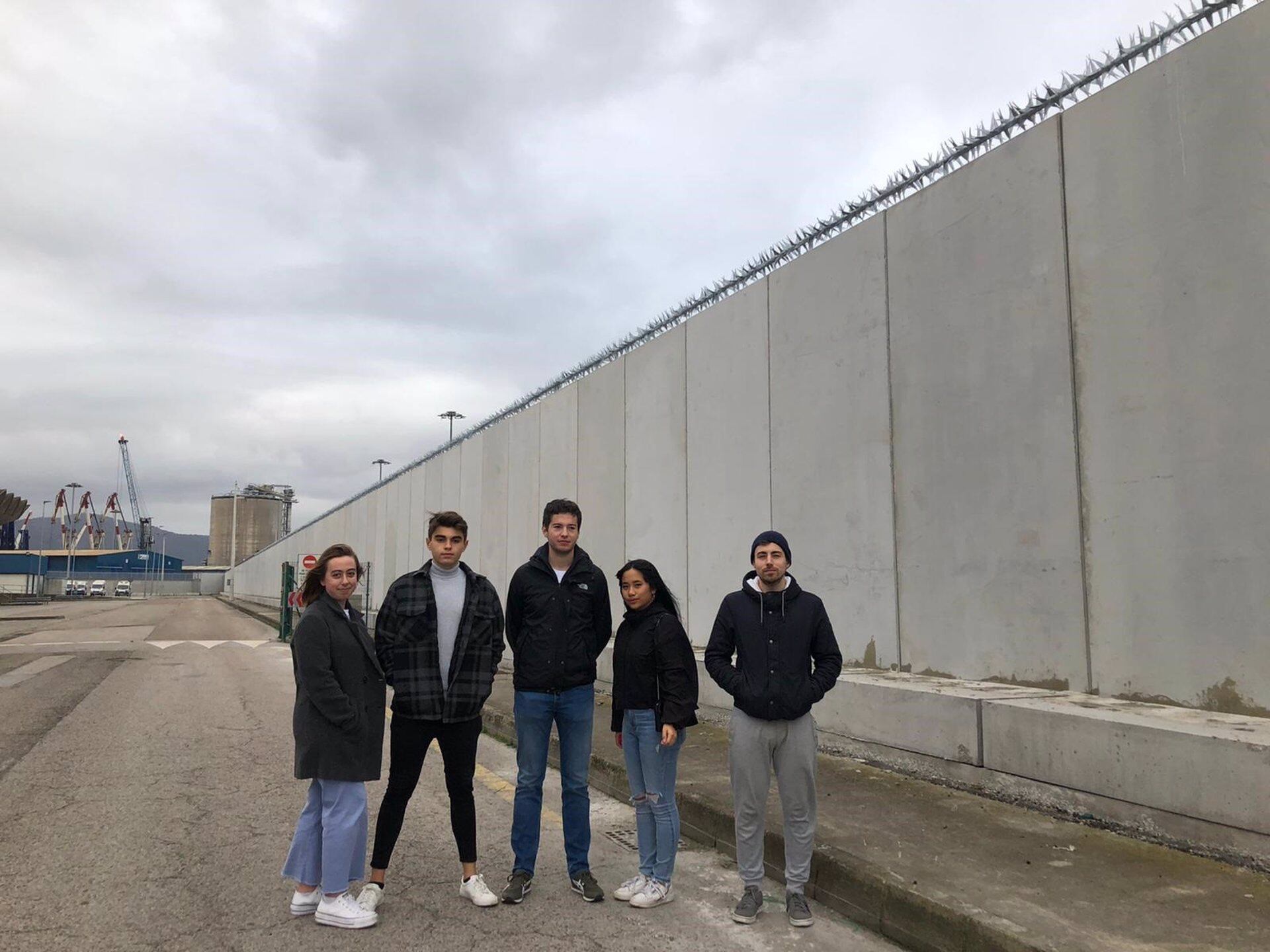 Archivo - Miembros de JJSS ante las concertinas del Puerto de Santander