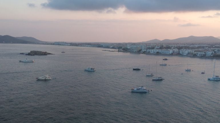 Imagen de archivo de varios barcos fondeados en aguas de Ibiza