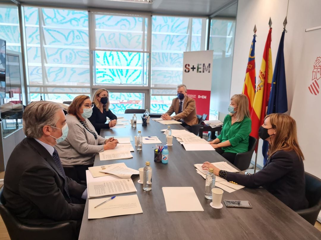 La consellera de Justicia, Gabriela Bravo, la fiscal superior de la Fiscalía de la Comunitat Valenciana, Teresa Gisbert, junto con los representantes de las fiscalías provinciales