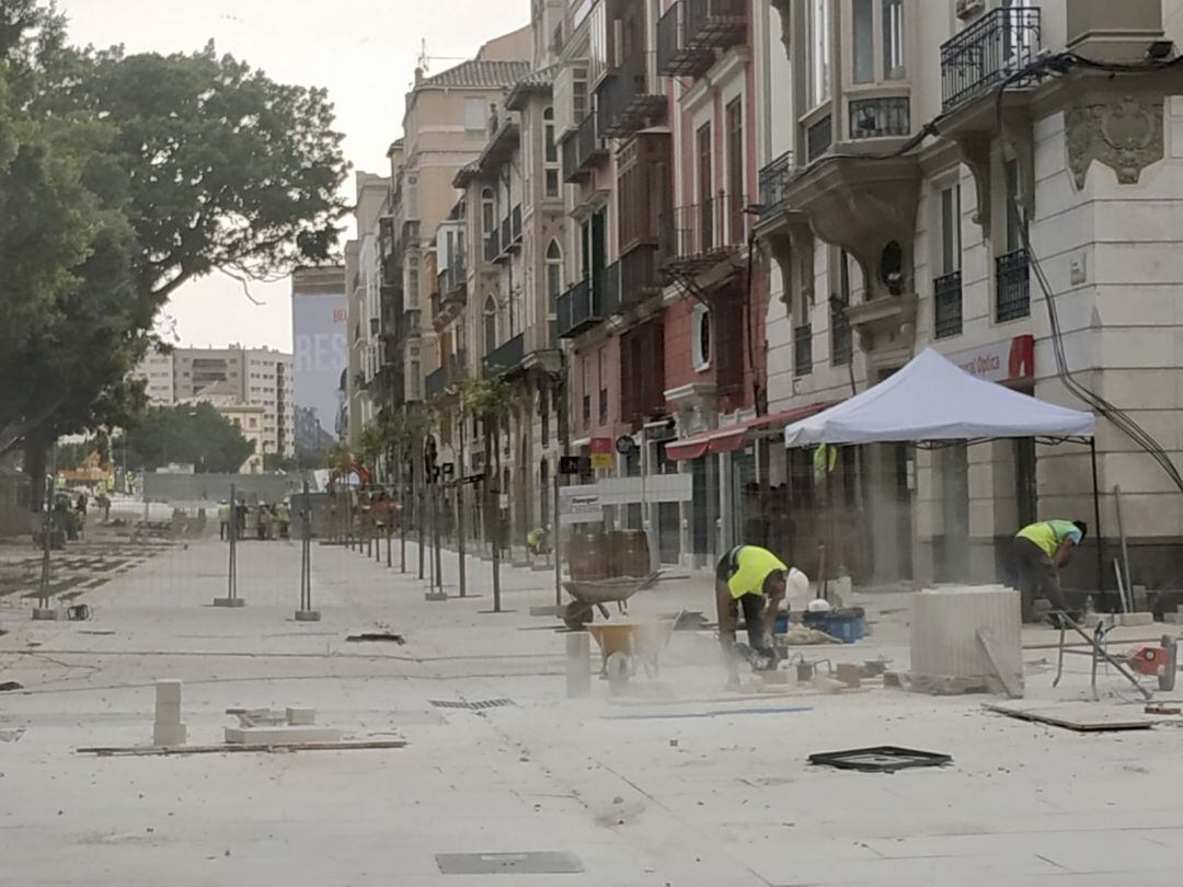 Obreros este mediodía del miécoles en la Alameda Principal de Málaga