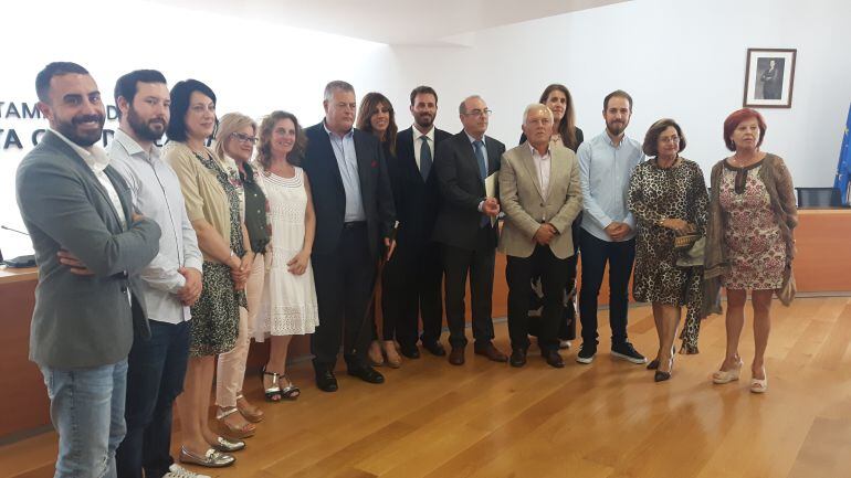 El nuevo alcalde de Santa Cruz de Bezana, Joaquín Gómez Gómez posa junto al equipo de gobierno municipal.