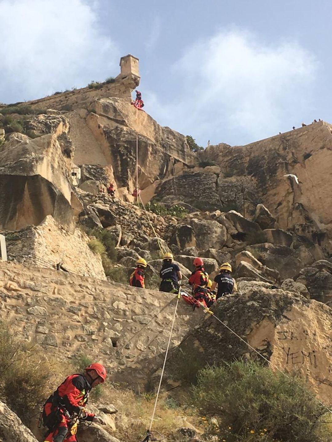 Bomberos del SPEIS del Ayuntamiento, durante el simulacro en el Monte Benacantil.