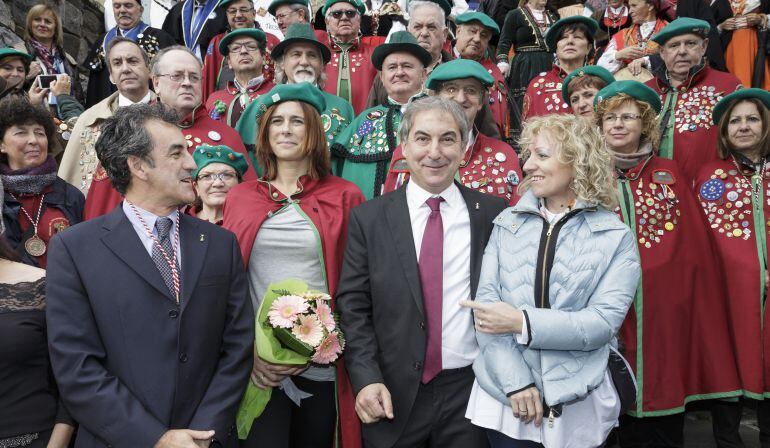 En el centro, la montañera Edurne Pasabán recibe el título de Orujera Mayor.