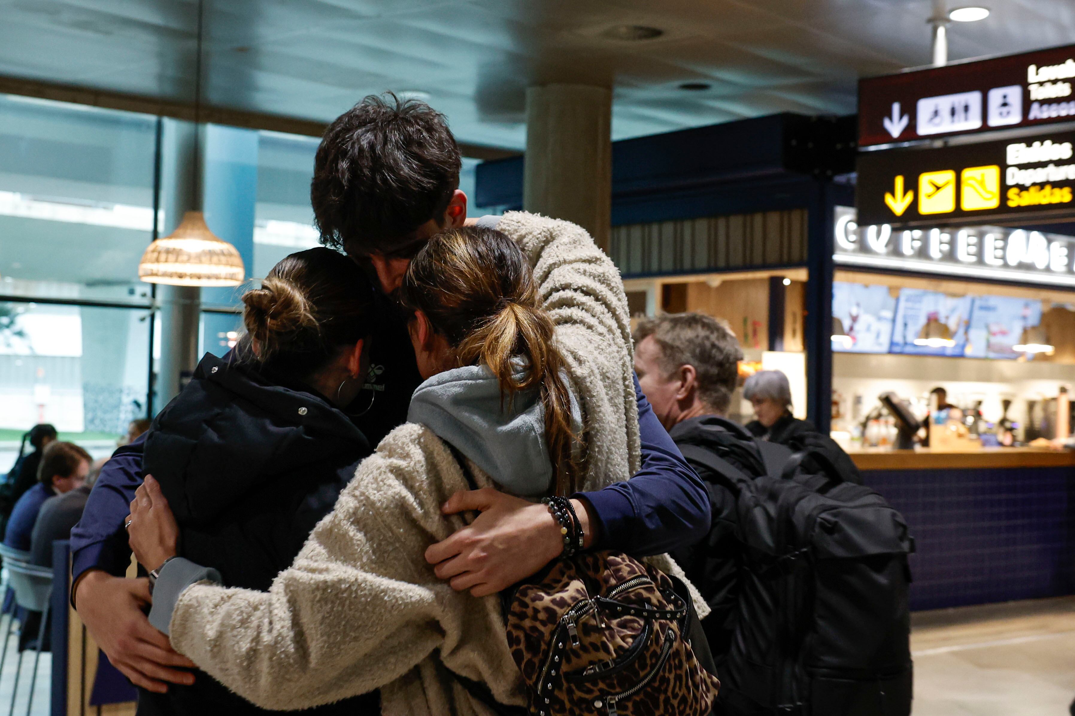 GRAFCVA2465. MANISES (VALENCIA), 04/03/2026.- Llegada al aeropuerto de Manises (Valencia), del equipo júnior del Valencia Basket tras permanecer cuatro días atrapados en Abu Dabi por el ataque de Israel y Estados Unidos a Irán En la imagen los jugadores fueron recibidos por algunos familiares. EFE/Manuel Bruque