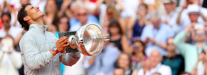 El número uno eleva la copa de campeón en París