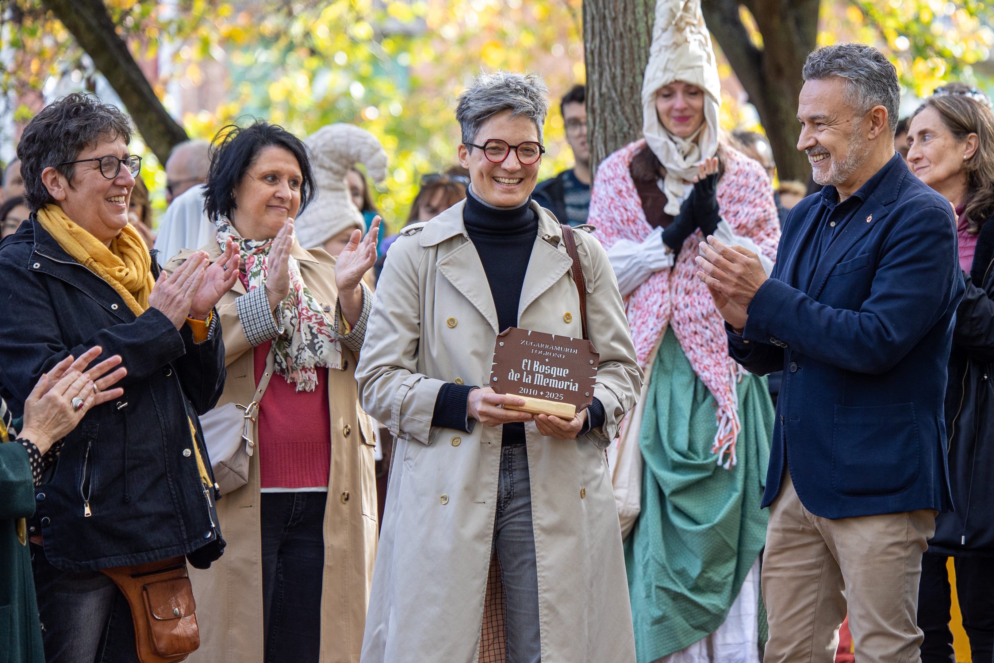 LOGROÑO, 09/11/2025.- Ciudadanos de Logroño se han congregado este domingo en el 'Bosque de la Memoria', donde se ha tributado un simbólico y emotivo homenaje a las víctimas del proceso inquisitorial acontecido en esta ciudad en el Auto de Fe de 1610. EFE/ Raquel Manzanares