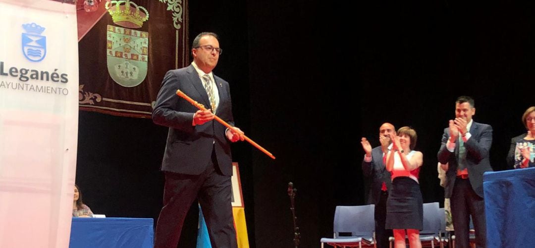 Santiago LLorente en la sesión de investidura como alcalde en el teatro José Monleón de Leganés.