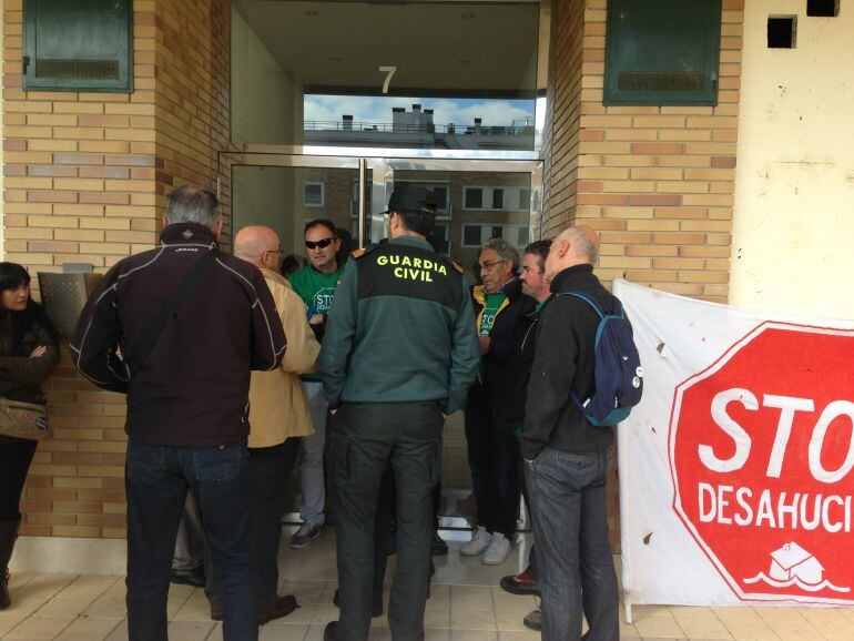 Miembros de la PAH hablando con los representantes judiciales