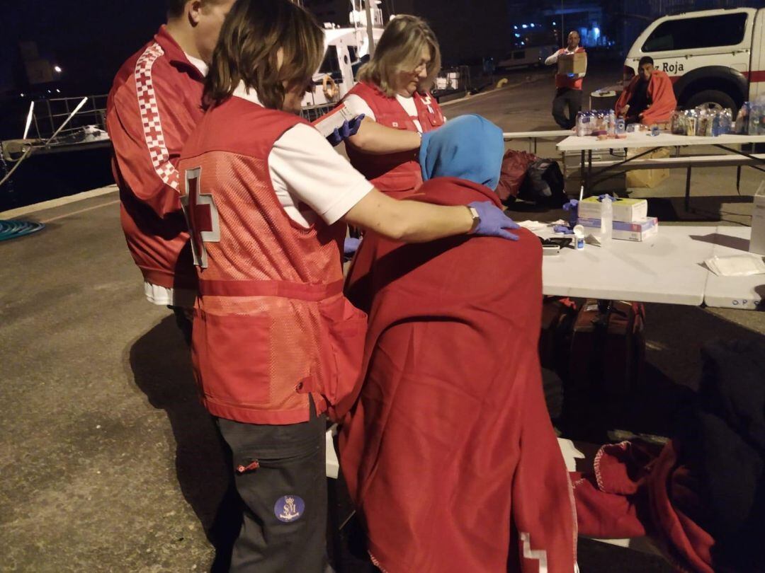 Miembros de Cruz Roja atienden a una persona llegada en patera, imagen de archivo.
