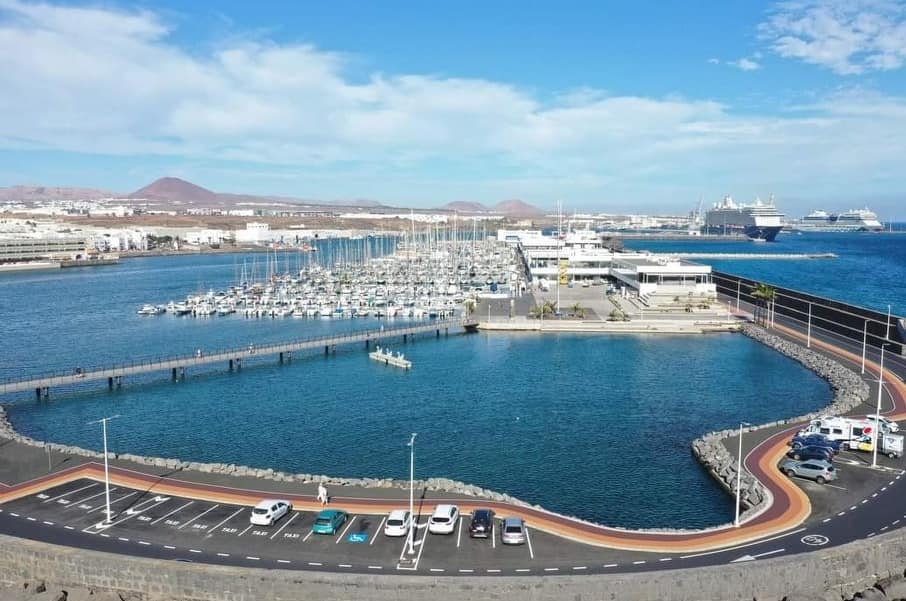 Marina Lanzarote con el muelle de cruceros y el de Los Mármoles al fondo.