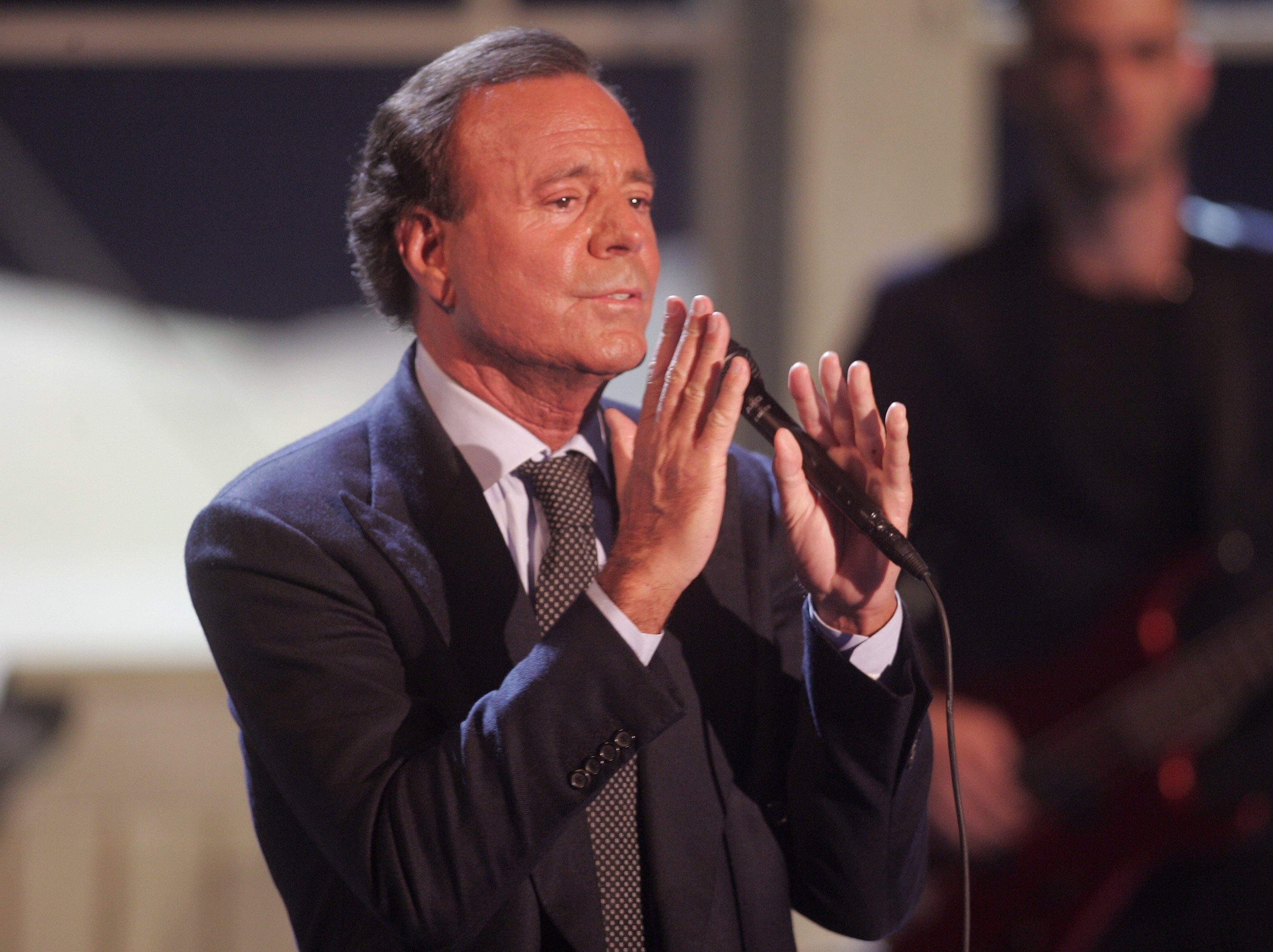Julio Iglesias durante un concierto en 2006
