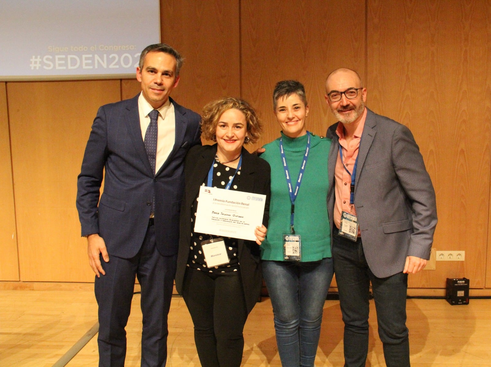 Profesionales sanitarios del Hospital de Jaén premiados en el SEDEN 2023 posan tras el acto de entrega