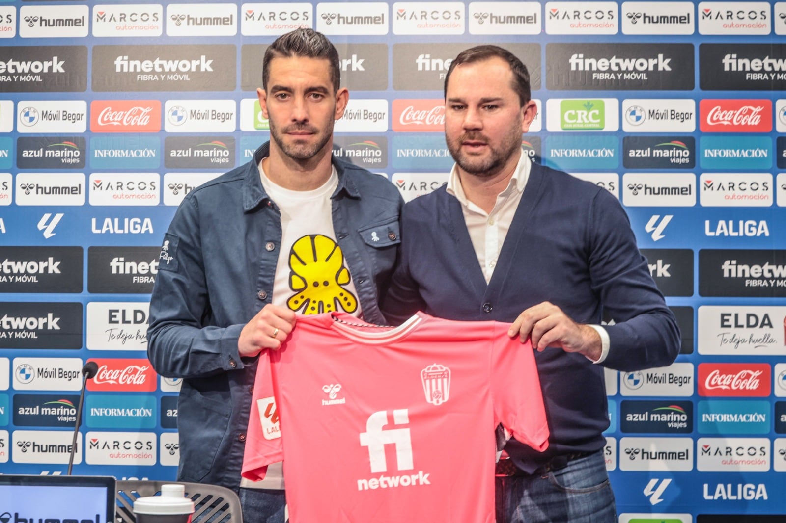 Ian Mackay con el director deportivo del Eldense, Manu Guill