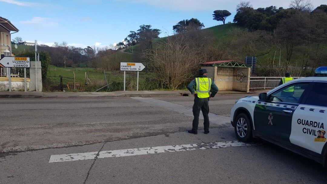 La Guardia Civil controla los accesos a Gozón por el cierre perimetral. 