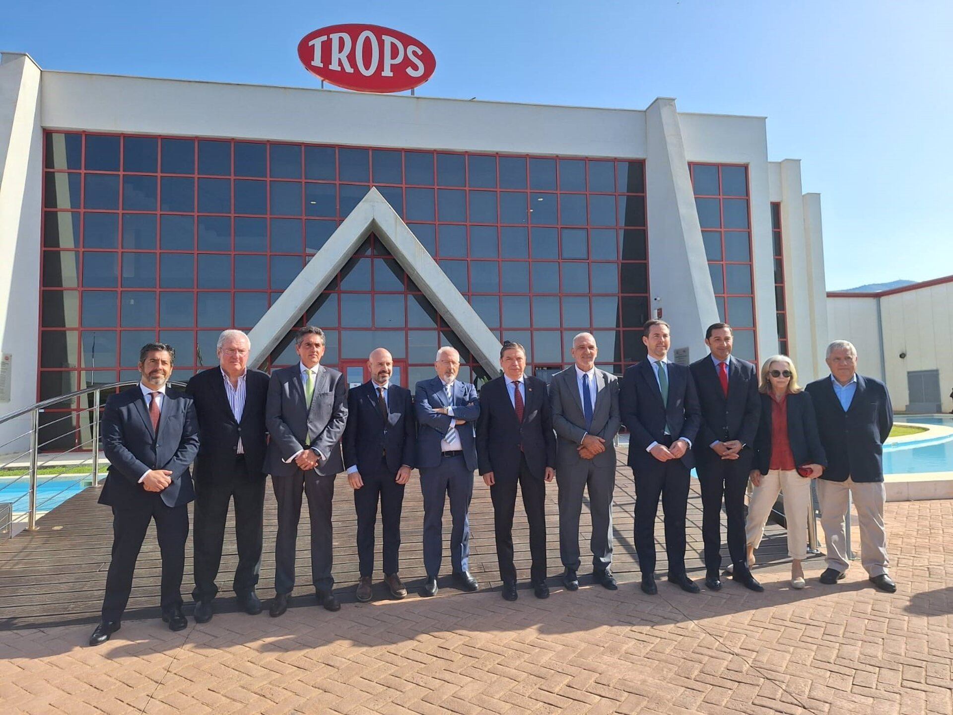 El ministro de Agricultura, Pesca y Alimentación, Luis Planas, en la visita a la Sociedad Agraria de Transformación Trops