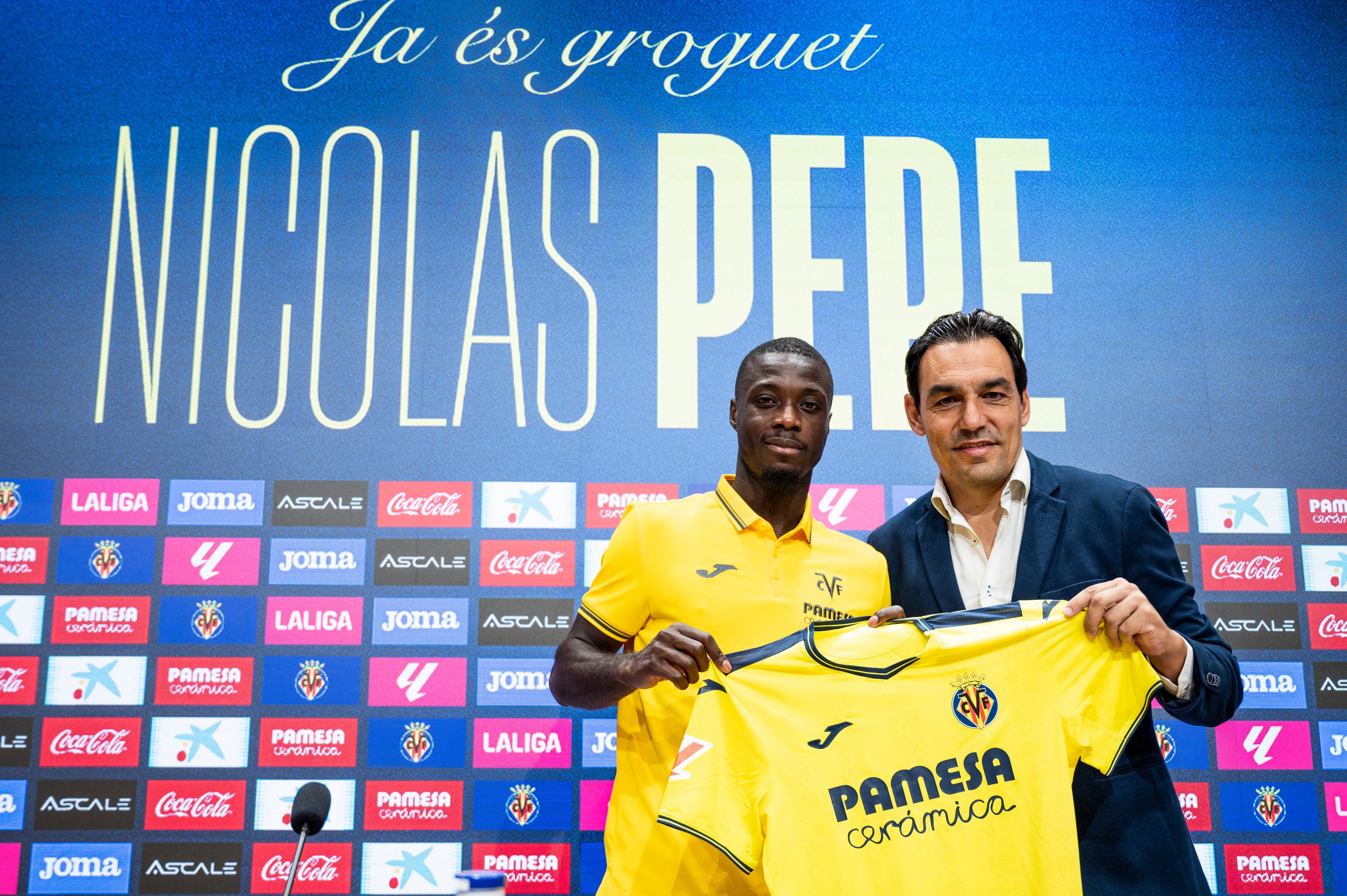 GRAFCVA2224. VILA-REAL (CASTELLÓN), 08/08/2024.- El Villarreal CF presenta oficialmente a Nicolás Pépé, internacional por Costa de Marfil que llega como agente libre al club villarrealense. En la imagen Pépé junto al Director Deportivo, Miguel Ángel Tena. EFE/Andreu Esteban