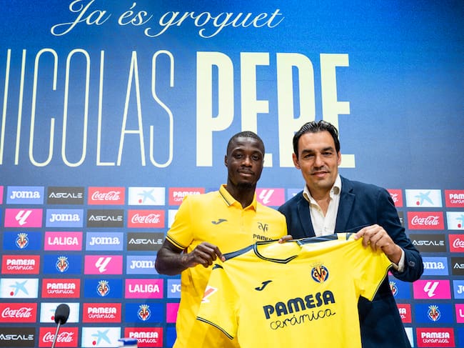 GRAFCVA2224. VILA-REAL (CASTELLÓN), 08/08/2024.- El Villarreal CF presenta oficialmente a Nicolás Pépé, internacional por Costa de Marfil que llega como agente libre al club villarrealense. En la imagen Pépé junto al Director Deportivo, Miguel Ángel Tena. EFE/Andreu Esteban