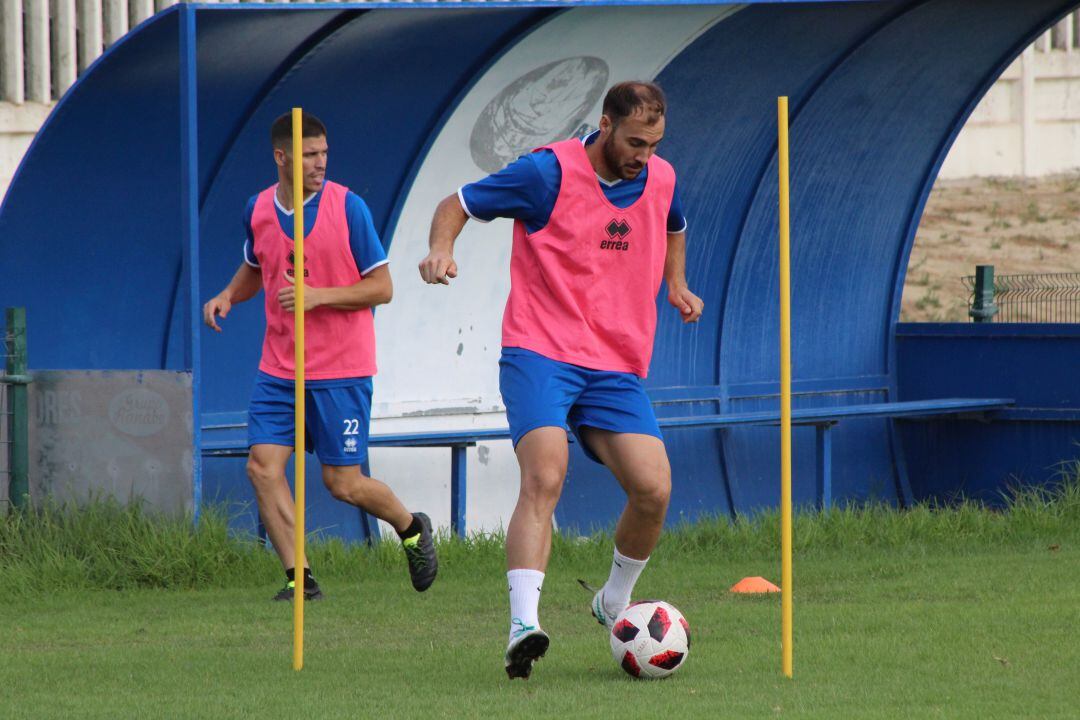Tamayo durante el entrenamiento de su equipo en el campo Pepe Ravelo