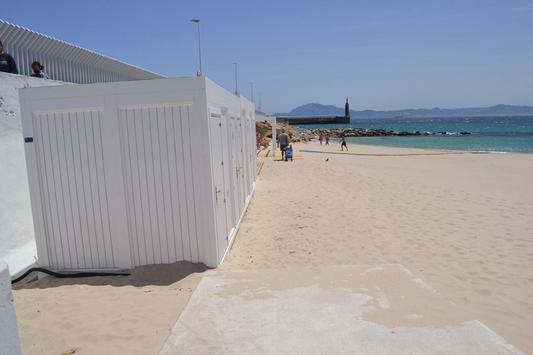 Mobiliario instalado en playa Chica.