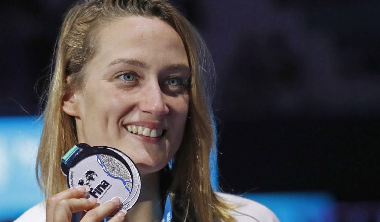 Mireia Belmonte posa con la medalla de plata conseguida en los 400 estilos