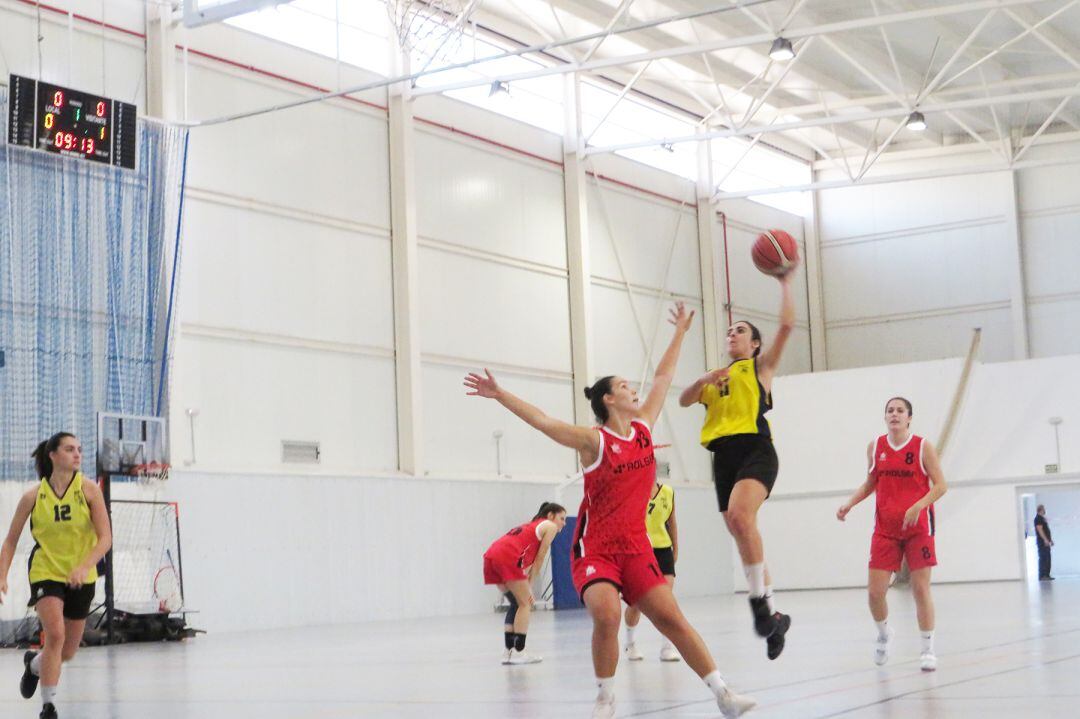 Entrada a canasta de una jugadora senior del Dénia Básquet.