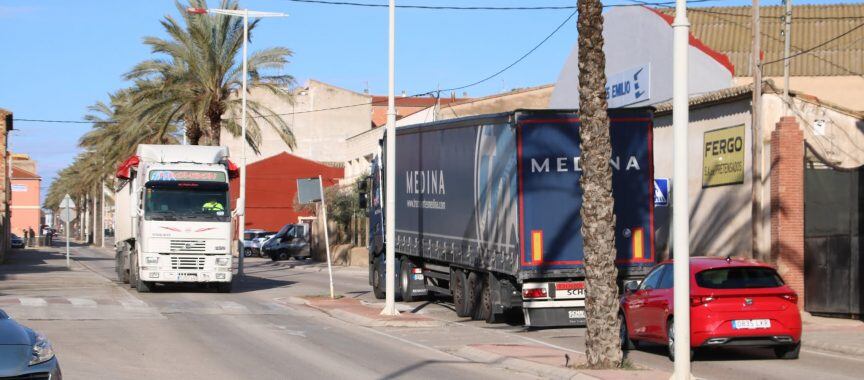 Tráfico por Avenida de Valencia, en Caudete